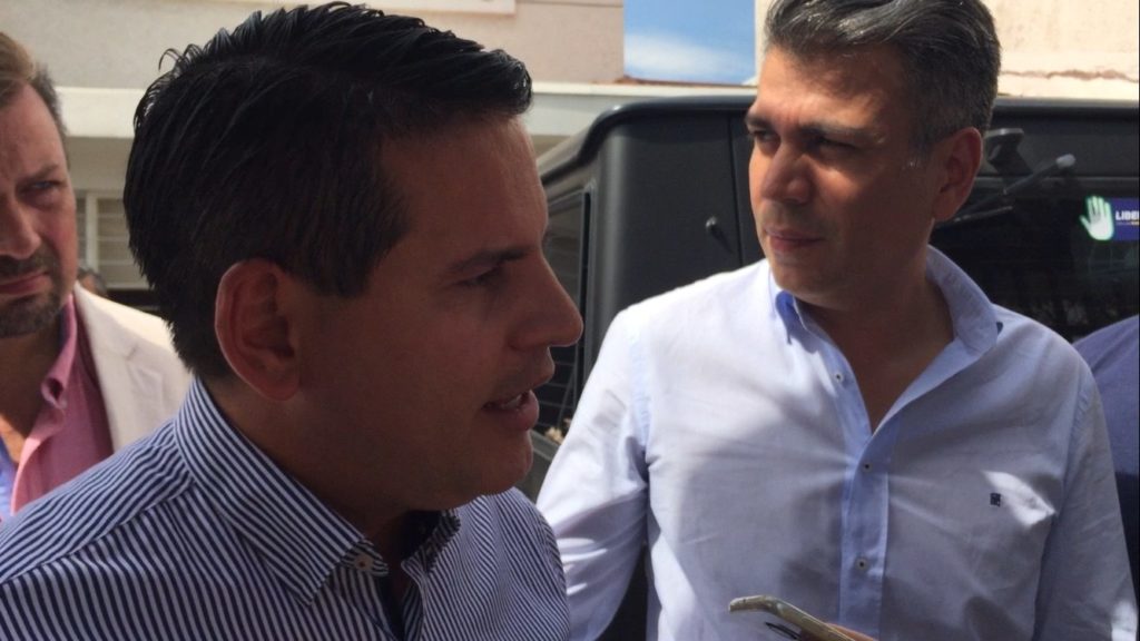 El candidato Fabricio Alvarado con su jefe de campaña, Juan Carlos Campos, quien confirmó la contratación de la empresa mexicana Espora.