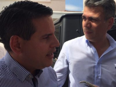 El candidato Fabricio Alvarado con su jefe de campaña, Juan Carlos Campos, quien confirmó la contratación de la empresa mexicana Espora.