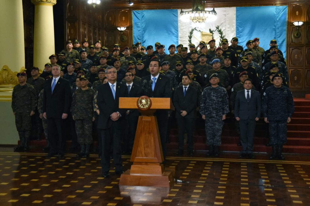 El presidente guatemalteco, Jimmy Morales, hizo su anuncio en una conferencia de prensa rodeado de la cúpula militar y sin preguntas de los periodistas. AFP /ORLANDO ESTRADA