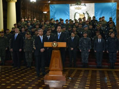 El presidente guatemalteco, Jimmy Morales, hizo su anuncio en una conferencia de prensa rodeado de la cúpula militar y sin preguntas de los periodistas. AFP /ORLANDO ESTRADA