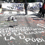 Grupo de estudiantes bloquea dos carriles frente a la Facultad de Derecho de la UCR, hoy jueves 21 de noviembre (Foto: Katya Alvarado).
