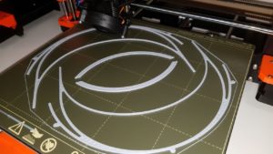  Equipo de impresión 3D produciendo los soportes para las máscaras.