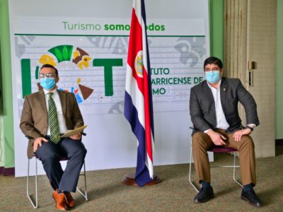 El ministro de Turismo, Gustavo Segura y el Presidente Carlos Alvarado en el anuncio de las medidas para reactivación del sector turístico.