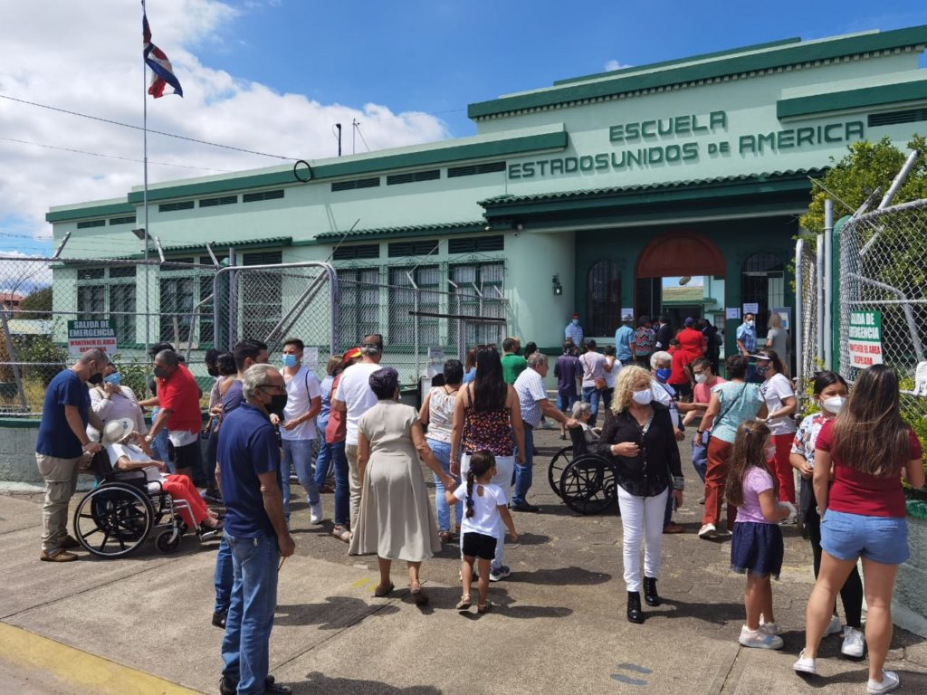 Al mediodía había mucho movimiento de votantes en la Escuela Estados Unidos de América en San Joaquín de Flores.