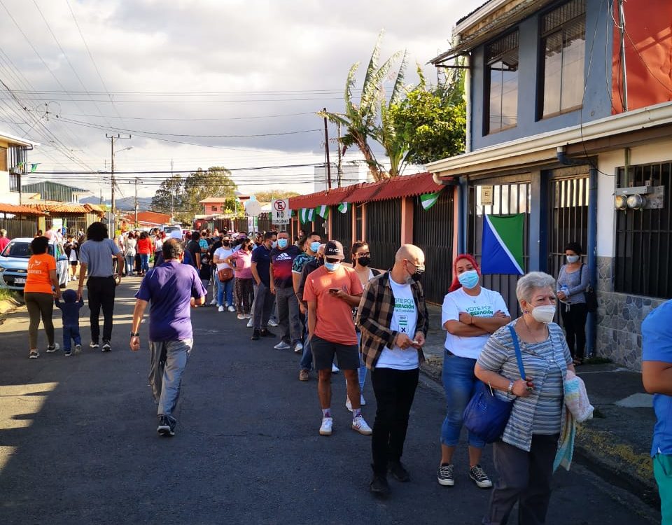 Esta tarde de domingo, el Liceo Experimental de Moravia exhibía largas filas de personas que se acercaron al centro educativo a ejercer su voto.