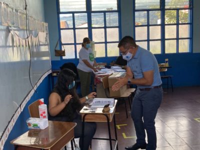 El candidato de Nueva Republica, Fabricio Alvarado, votó esta mañana en Desamparados (Foto María Laura Molina)