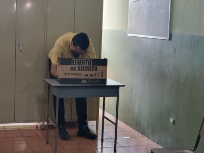 José María Villalta, candidato del Frente Amplio, votó en la Escuela Juan Flores Umaña en Ipís de Goicoechea. (Foto Anel Kenjekeeva)