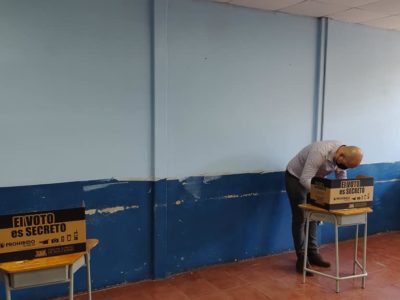 Jhon Vega emitió su voto en el Liceo de Pavas. (Foto: Partido de los Trabajadores).