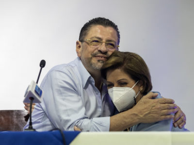 El candidato del PPSD Rodrigo Chaves con la diputada electa Pilar Cisneros en la conferencia de prensa. (Foto: Fabián Hernández Mena)