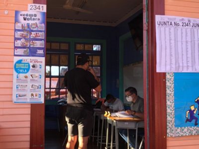 Votación en Escuela Luis Sibaja, en Tacacorí de Alajuela (Foto: Álvaro Murillo)