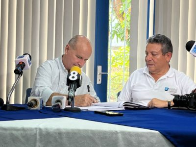 Figueres firmó en el Colegio de Periodistas un "Pacto de la Ternura". (Foto Monserrat Cordero)