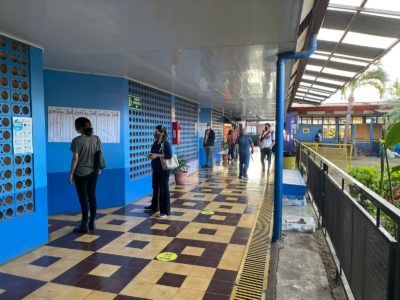 La Escuela Gabriela Mistral abrió sus puertas a las 6:00 am para 20 votantes que esperaban en las afueras para ejercer su voto.(Foto Valeria López)