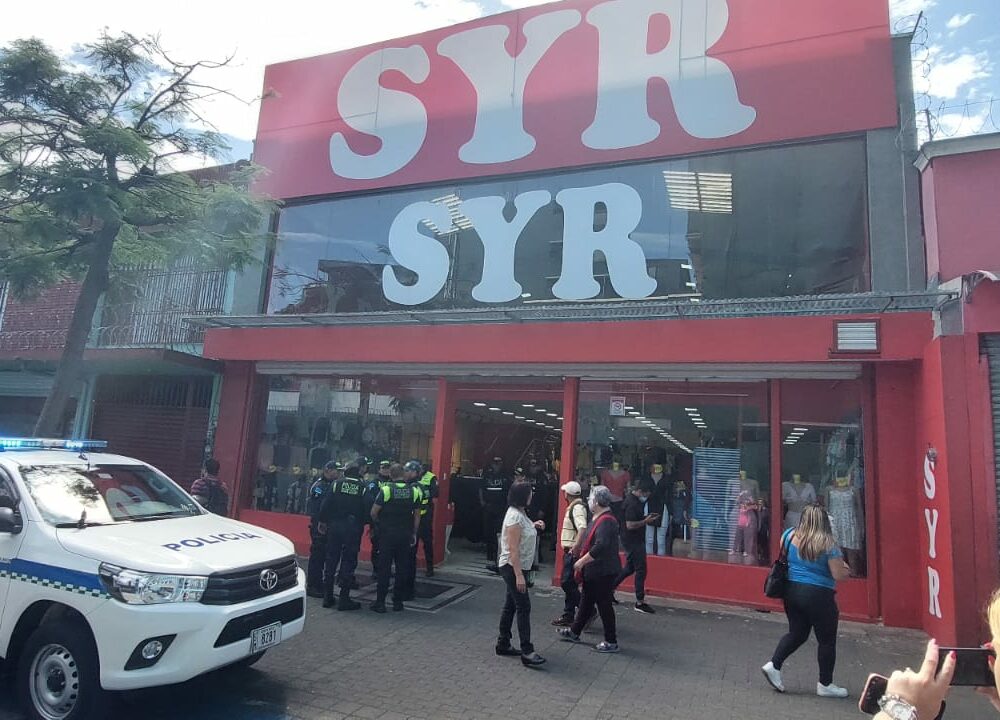 Operativo en cadena de tiendas SYR en San José. (Foto: Katya Alvarado)