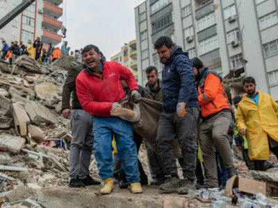 Los rescatistas llevan un cuerpo encontrado entre los escombros en Adana el 6 de febrero de 2023, después de que un terremoto de magnitud 7,8 azotara el sureste del país. Foto: Can EROK/AFP