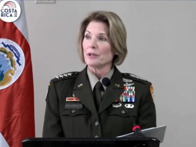 La general Richardson, del Comando Sur de los Estados Unidos, anunció hoy una donación por 13,7 millones de dólares para el Ministerio de Seguridad. (Captura de conferencia de prensa en Youtube)