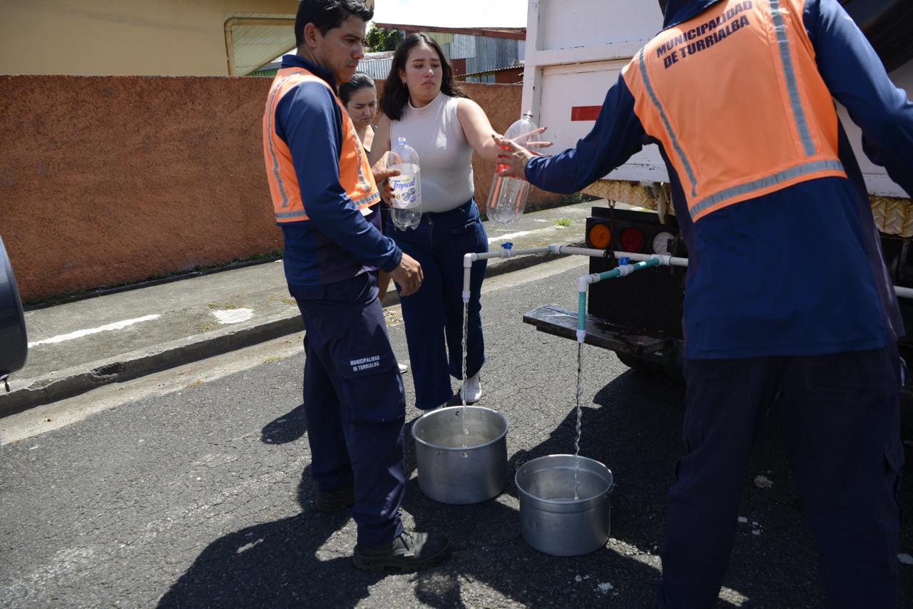 Vecinos del Barrio Clorito Pucado en Turrialba recogieron este jueves por la mañana baldes y botellas con agua potable. (Foto: Katya Alvarado) 