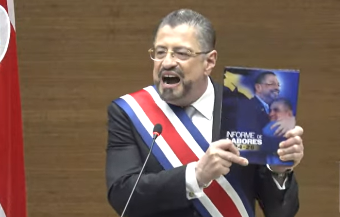 Discurso de Presidente en Asamblea mutó en mitín: proclamó fin de actual institucionalidad y pidió diputaciones para continuar el cambio • Semanario Universidad