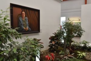 Un cuadro que recuerda a Olga Espinach, fundadora de la escuela, adorna las instalaciones 