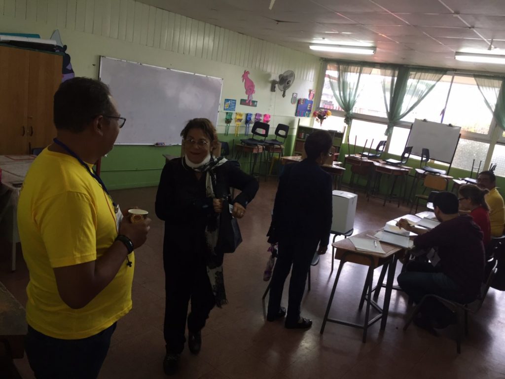 Elizabeth Campos votó en la tardeen la escuela central de Santo Domingo de Heredia, cantón con 34.000 electores.