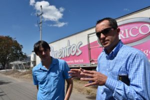 Norman Zamora y Arturo Ulate, vecinos de Grecia, expresaron su descontento por el mal olor que produce la planta de Ibérico S.A, el cual les produce náuseas. 