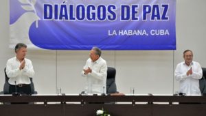 Con el apretón de manos entre el presidente Santos y Timeleón Jiménez, se abre la esperanza de una solución definitiva al largo conflicto armado colombiano.