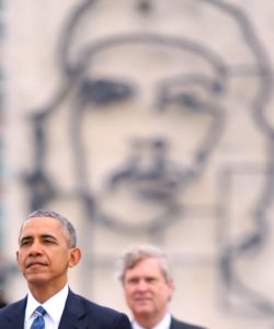 Antes de ingresar al Palacio de la Revolución, Obama depositó una ofrenda floral ante el monumento al prócer cubano José Martí, ubicado en la Plaza de la Revolución. (AFP PHOTO/ STR)