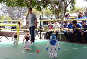 Los robots NAO son humanoides, autónomos, versátiles y programables. Fueron fabricados por la compañía francesa Aldebaran Robotics y pertenecen al Pris-Lab de la Escuela de Ingeniería. 