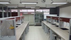 El laboratorio de Biología fue construido y equipado para la nueva carrera. Aquí los académicos y estudiantes el día de su apertura oficial