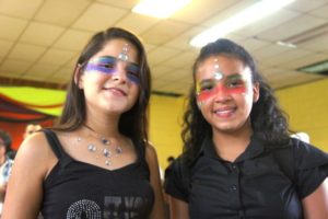 Olga Luján (izquierda) y Yamileth Fontana (derecha) son las encargadas del grupo de teatro de la escuela Los Pinos, en Alajuelita.